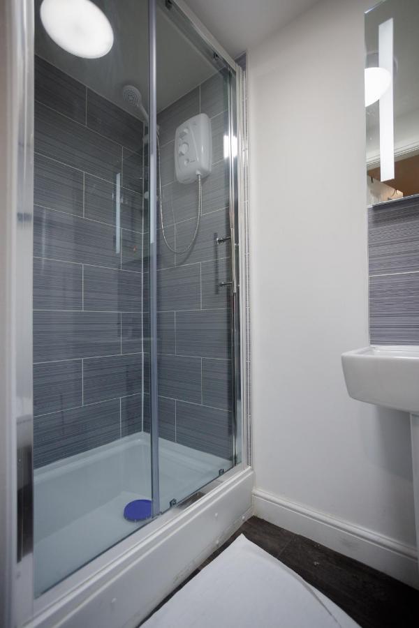 Carter House Apartments.....6 Beds In 3 Bedrooms Leeds  Room photo